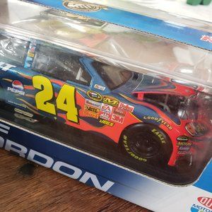 Jeff Gordon Dupont Nascar 24 Pit Stop 1:24 Scale Stock Car 2008